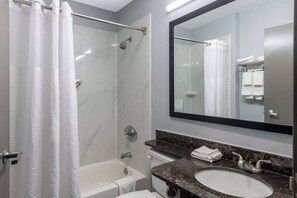Combined shower/tub, free toiletries, hair dryer, towels - Microtel Inn by Wyndham Duncan/Spartanburg (Duncan)