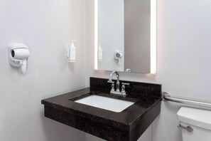 Standaard kamer, 1 queensize bed | Rolstoeltoegankelijke badkamer