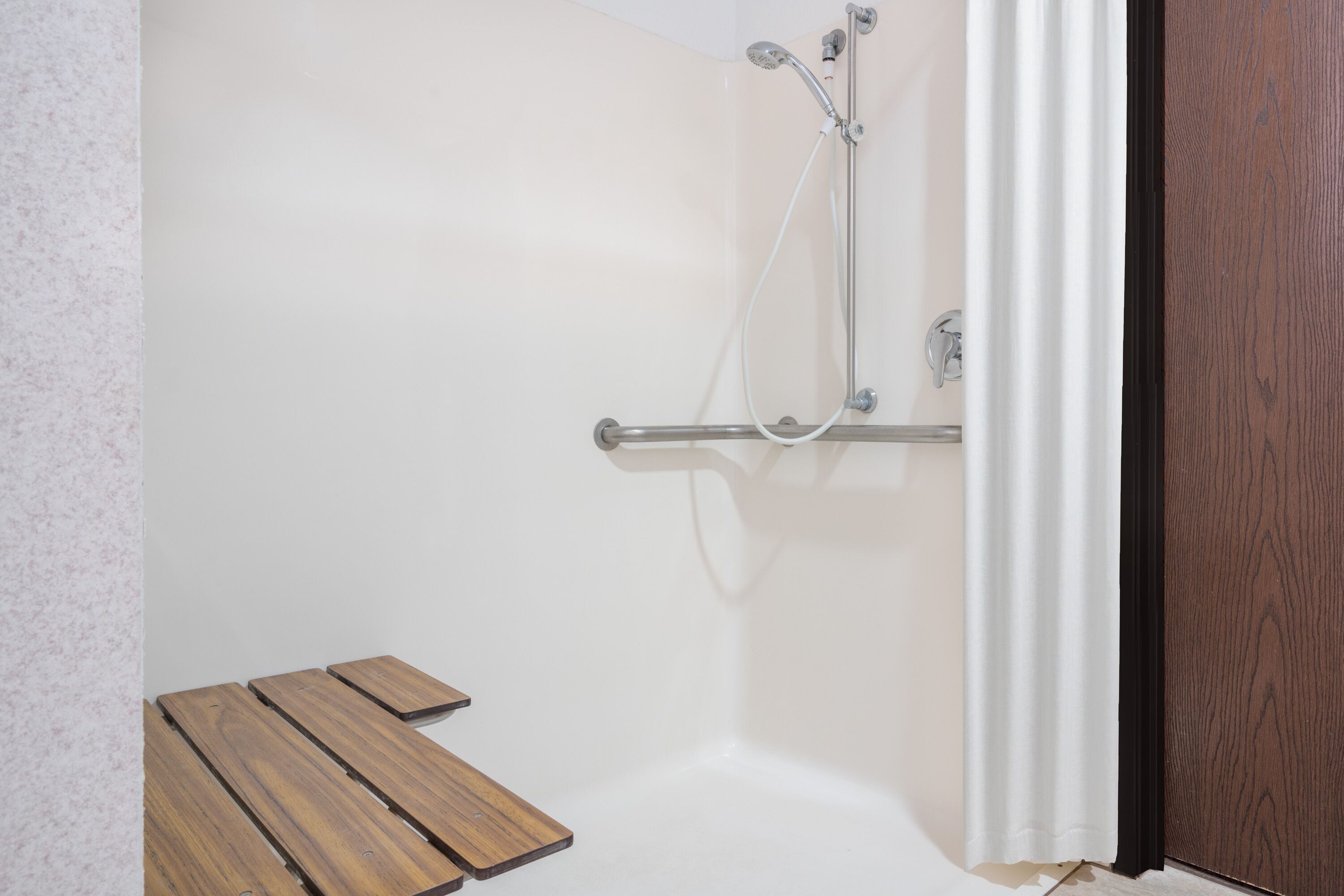 Chambre, 2 grands lits, accessible aux personnes à mobilité réduite (Mobility Accessible) | Salle de bain | Articles de toilette (gratuits), séchoir à cheveux, serviettes fournies
