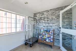 Lobby - Motel 6 Olathe, KS (Olathe)