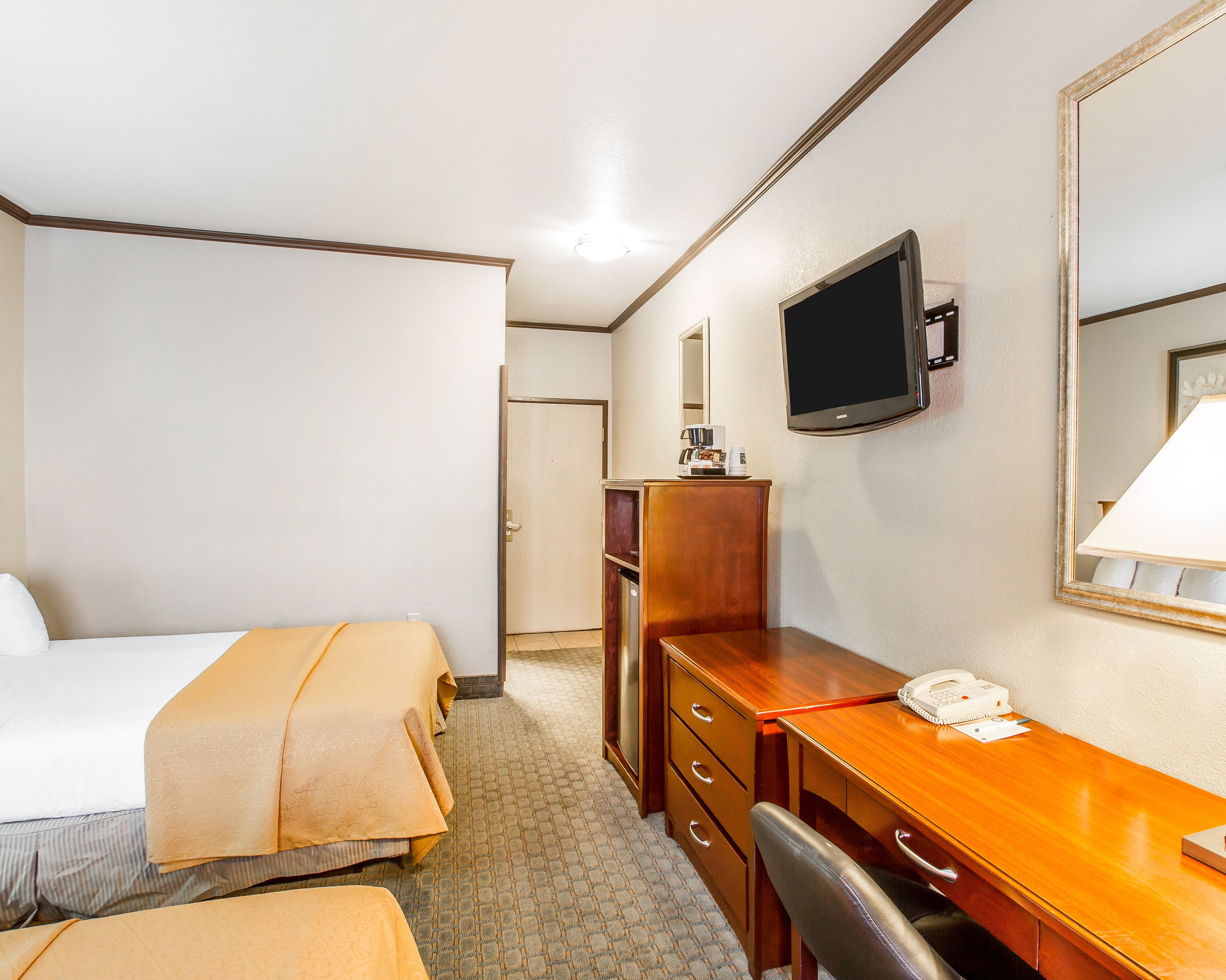 Standard Room 2 Queen Beds, Refactor, Microwave, Non-Smoking | Ropa de cama de alta calidad y espacio para trabajar con laptop 