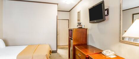 Standard Room 2 Queen Beds, Refactor, Microwave, Non-Smoking | Ropa de cama de alta calidad y espacio para trabajar con laptop