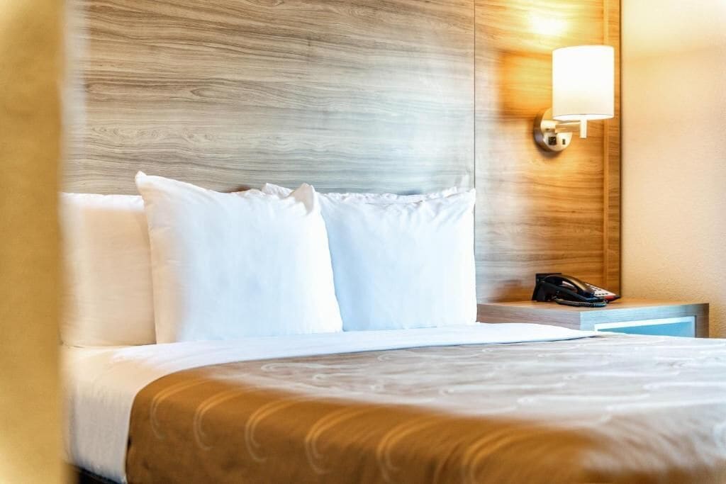 Luxe beddengoed, een laptopwerkplek, een strijkplank/strijkijzer