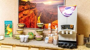 Montaje de bufé con diferentes opciones de comida, una máquina de café y un letrero que indica 'saludable'.