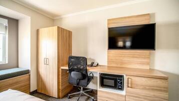 Premium bedding, laptop workspace, iron/ironing board, free WiFi
