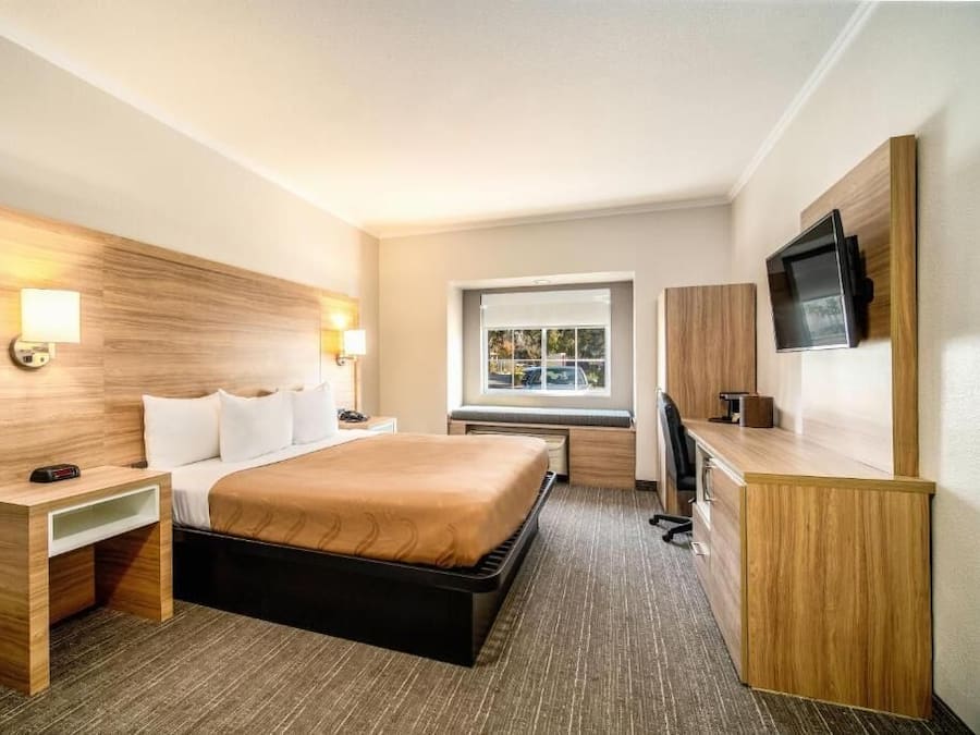 Camera, 1 letto king, non fumatori | Biancheria da letto di alta qualità, postazione laptop