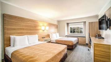 Ropa de cama de alta calidad y espacio para trabajar con laptop
