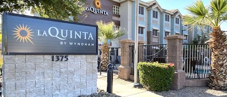 En hotellskylt med namnet ”LA QUINTA BY WYNDHAM” och numret ”1375”.