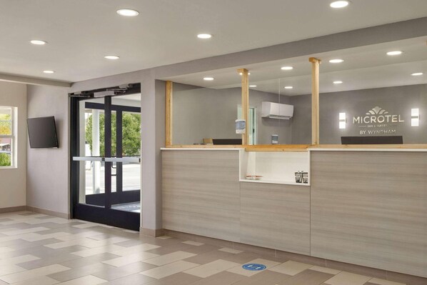 Lobby - Microtel Inn & Suites By Wyndham Raleigh (Raleigh)