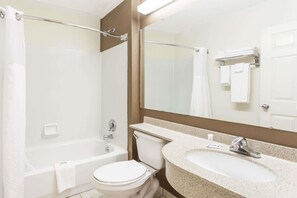 Combined shower/tub, free toiletries, hair dryer, bidet