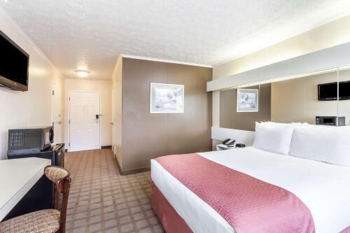 Ropa de cama de alta calidad y caja de seguridad en la habitación 
