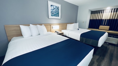 Desk, laptop workspace, iron/ironing board, free WiFi. Microtel Inn & Suites by Wyndham Tuscaloosa East