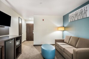 Suite, 1 grand lit et 1 canapé-lit, non-fumeurs | Bureau, rideaux occultants, chambres insonorisées