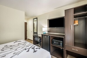 Standard Room, 1 Queen Bed, Non Smoking | Desk, blackout curtains, soundproofing, iron/ironing board
