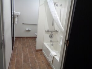 Combined shower/bathtub, hair dryer, towels