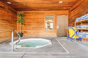 Una piscina techada, sillones reclinables de piscina