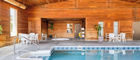 Piscine intérieure, accÚs possible de 8 h à 22 h, chaises longues