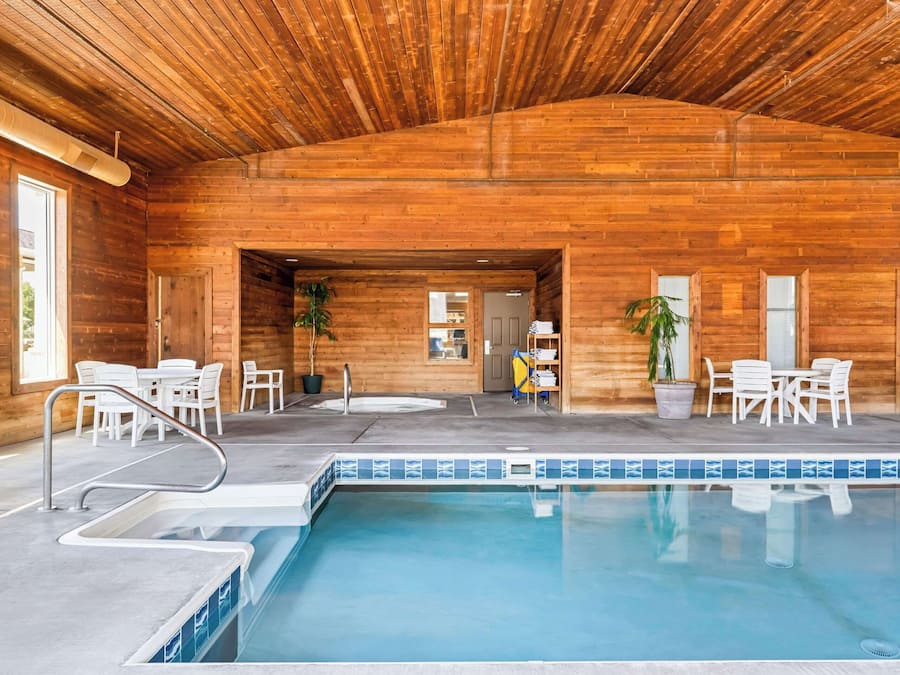 Alberca techada, acceso de 08:00 a 22:00, y camastros