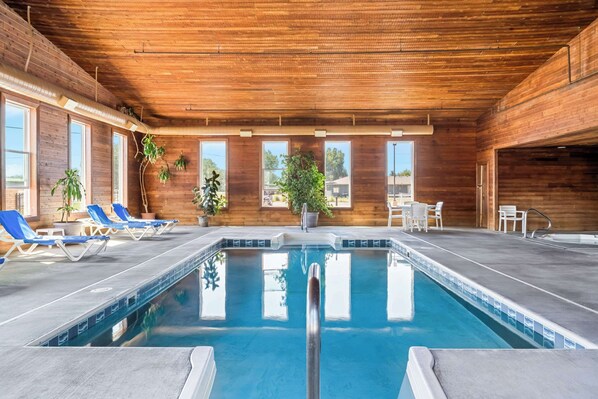 Indoor pool, open 8:00 AM to 10:00 PM, sun loungers - Comfort Inn Worland Hwy 16 to Yellowstone (Worland)