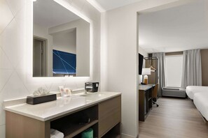 書桌、筆電工作空間、遮光布/窗簾、熨斗/熨衣板