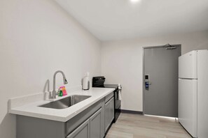 Standard Room, 1 King Bed, Non Smoking | Desk, laptop workspace, blackout drapes, iron/ironing board