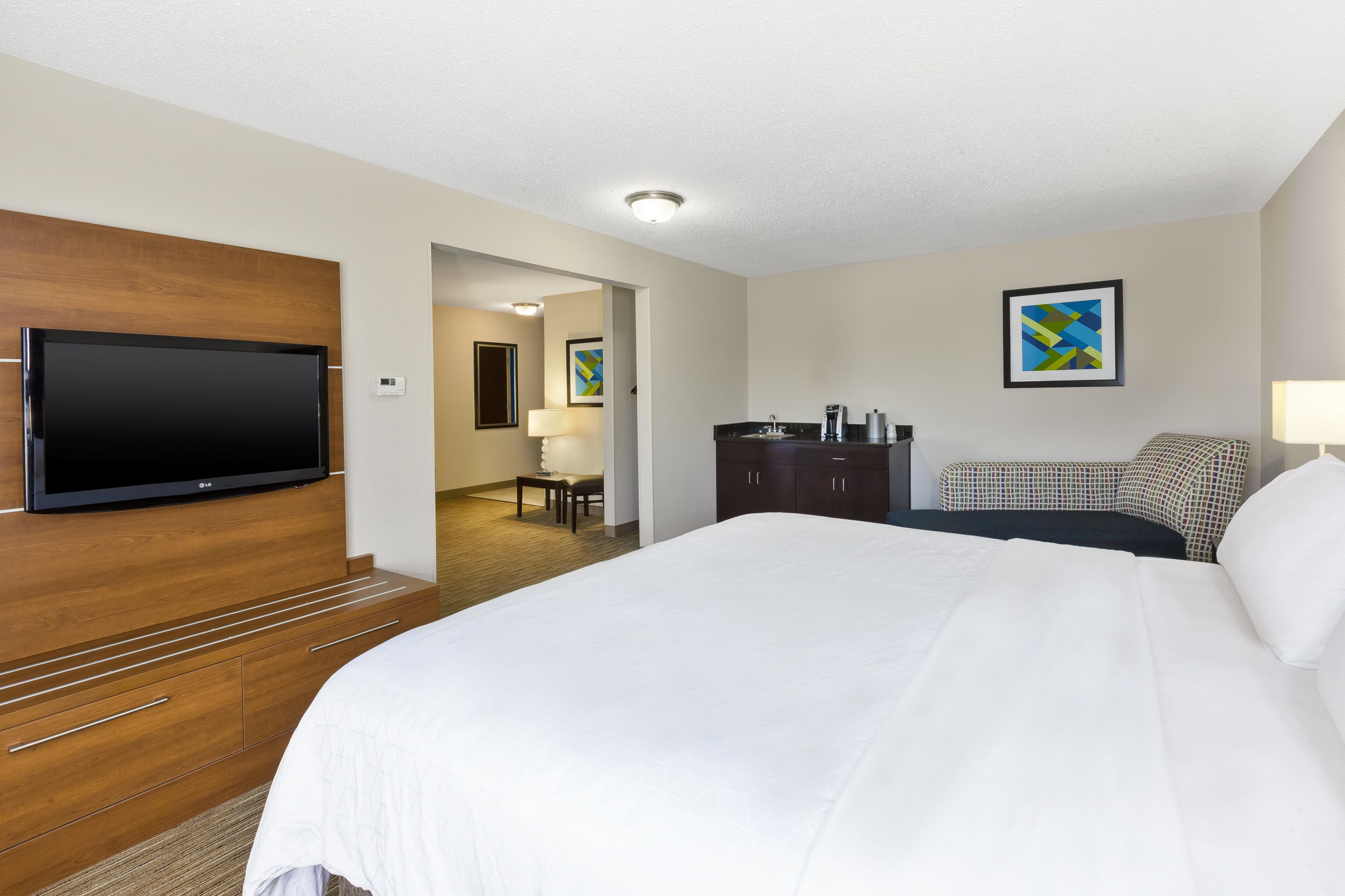 suite, 1 king bed | in-room safe, desk, iron/ironing board, free cots/infant beds