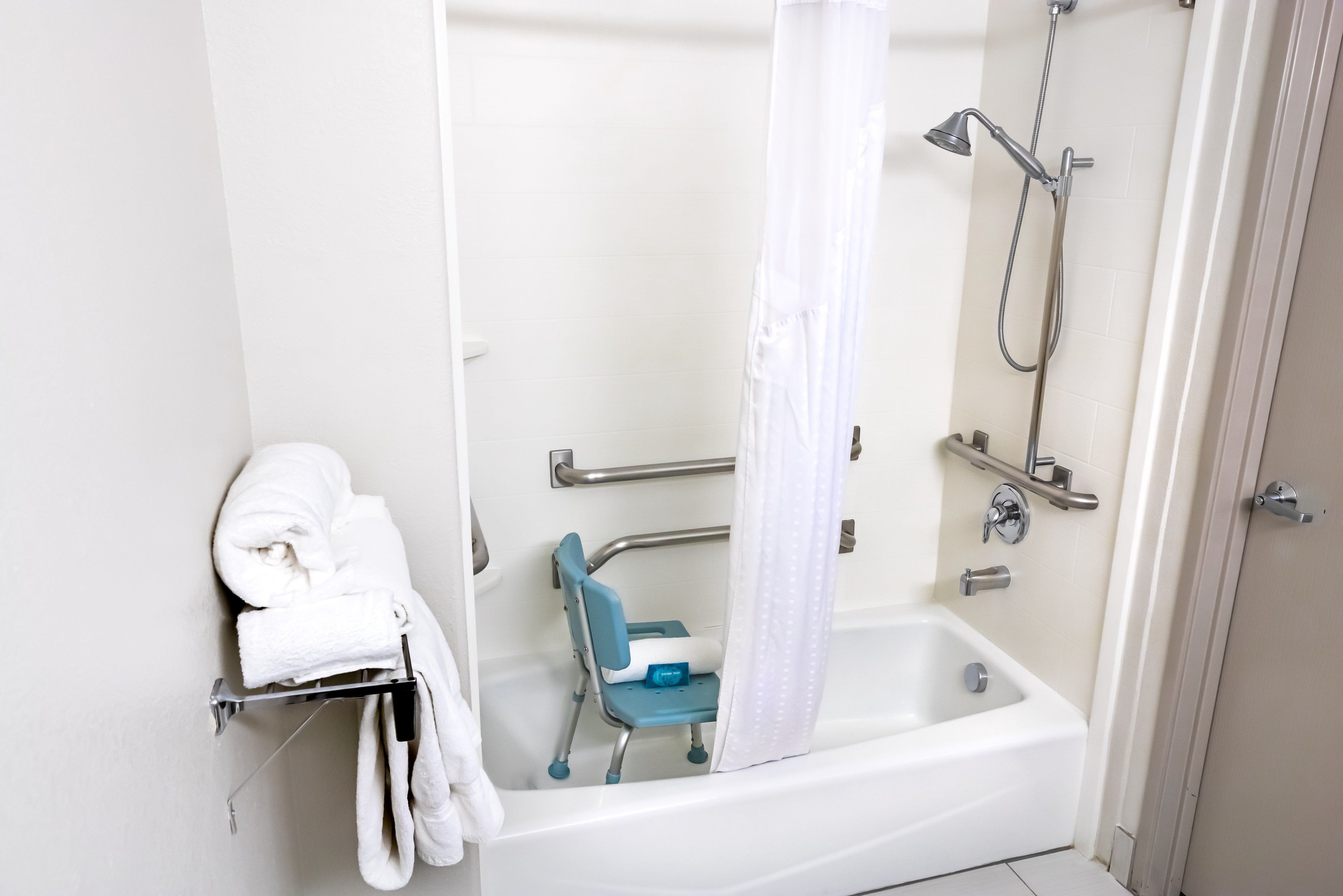 standard room, 1 king bed, accessible (communications, accessible tub) | bathroom | free toiletries, hair dryer, towels