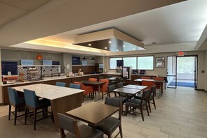 朝食 (テイクアウト)、毎日提供 (無料)