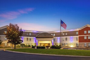 A hotel with a central entrance, a flag, and a well-maintained lawn. - Holiday Inn Express Harrisburg I-81 – Hershey by IHG (Harrisburg)
