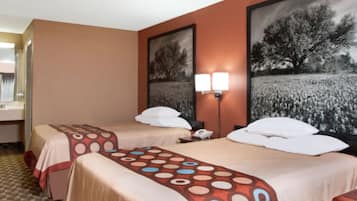 Habitación de hotel con dos camas, baño y un amplio ventanal.