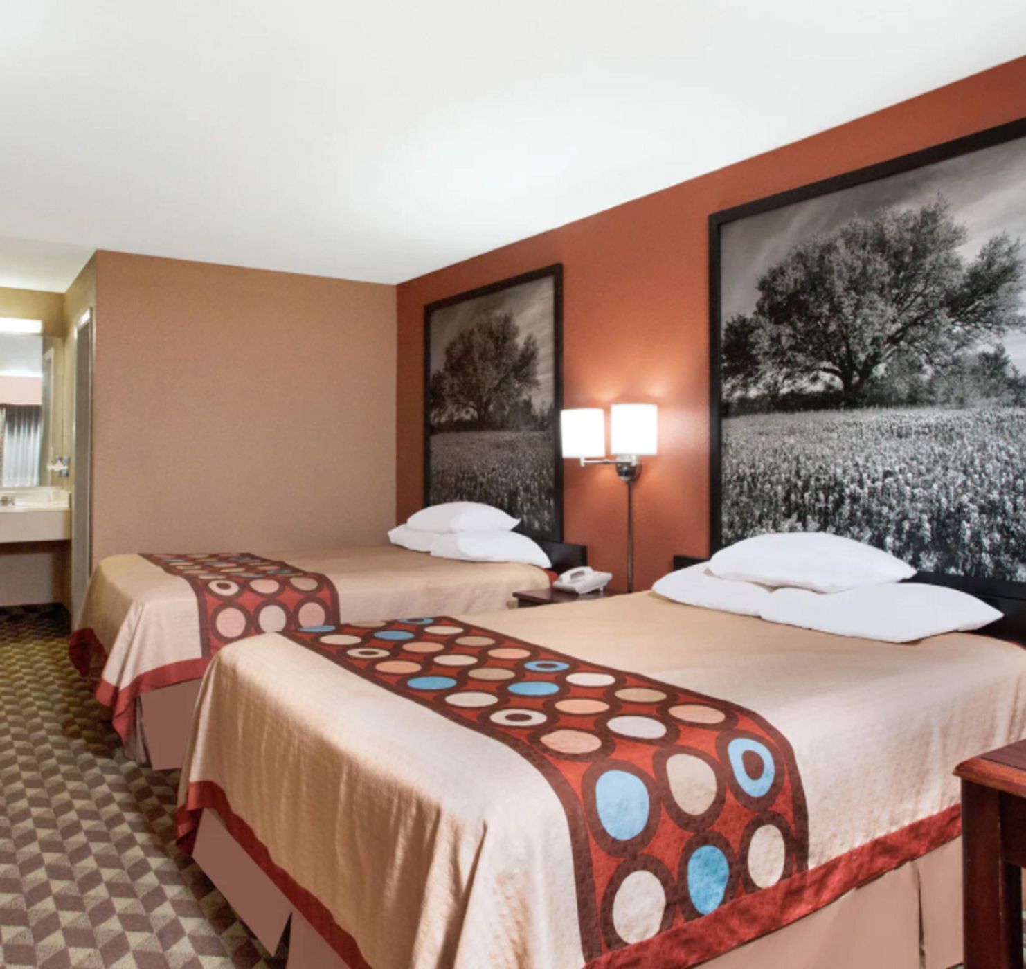 Een bureau, verduisterende gordijnen, een strijkplank/strijkijzer