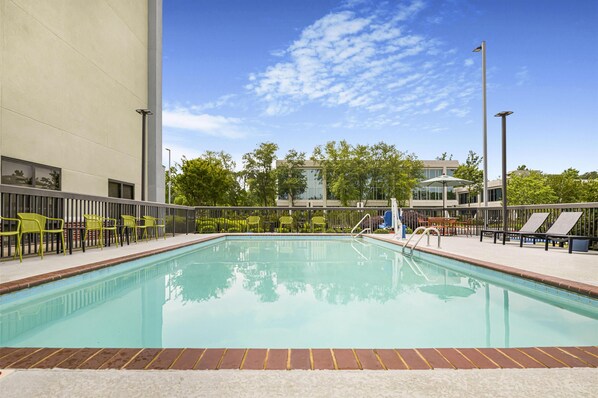 Seasonal outdoor pool - Hampton Inn Huntsville-Arsenal/South Pkway (Huntsville)