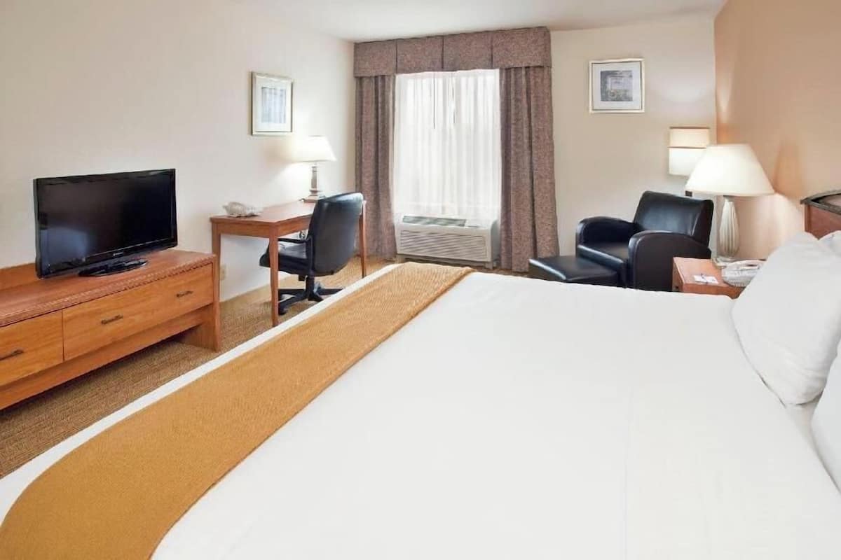 Premium bedding, in-room safe, desk, blackout drapes
