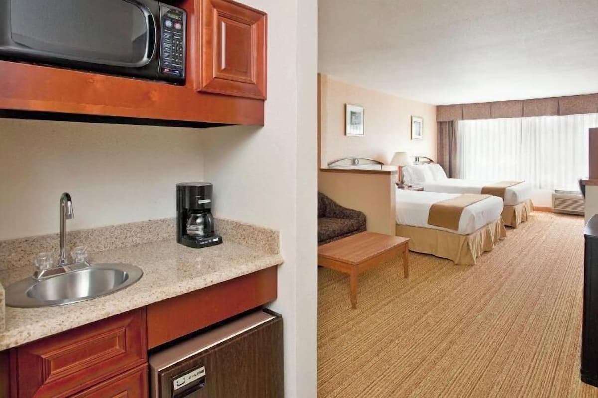 Premium bedding, in-room safe, desk, blackout drapes