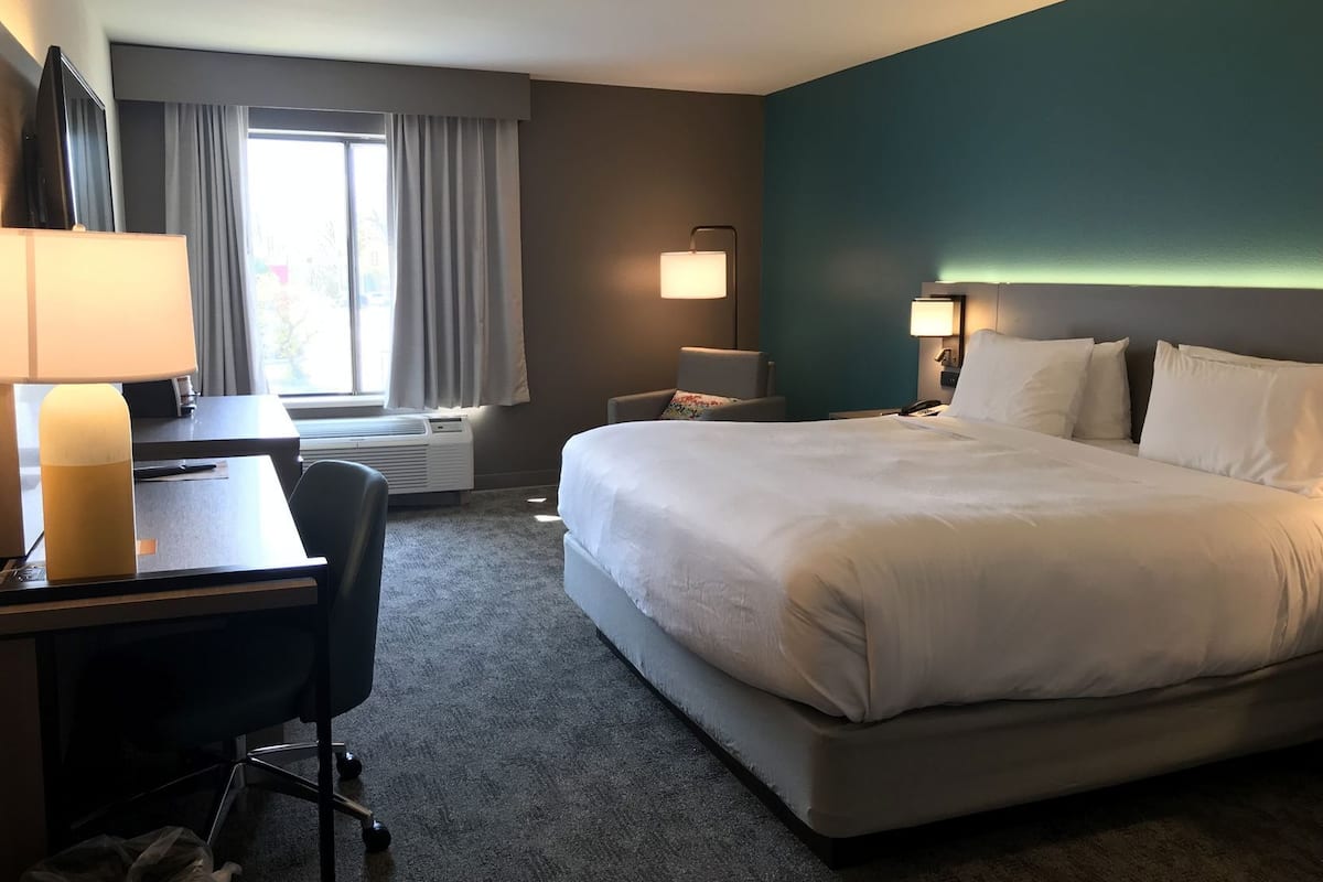 Premium bedding, in-room safe, desk, blackout drapes