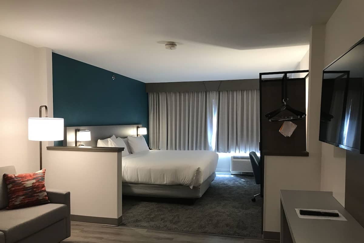 Premium bedding, in-room safe, desk, blackout drapes