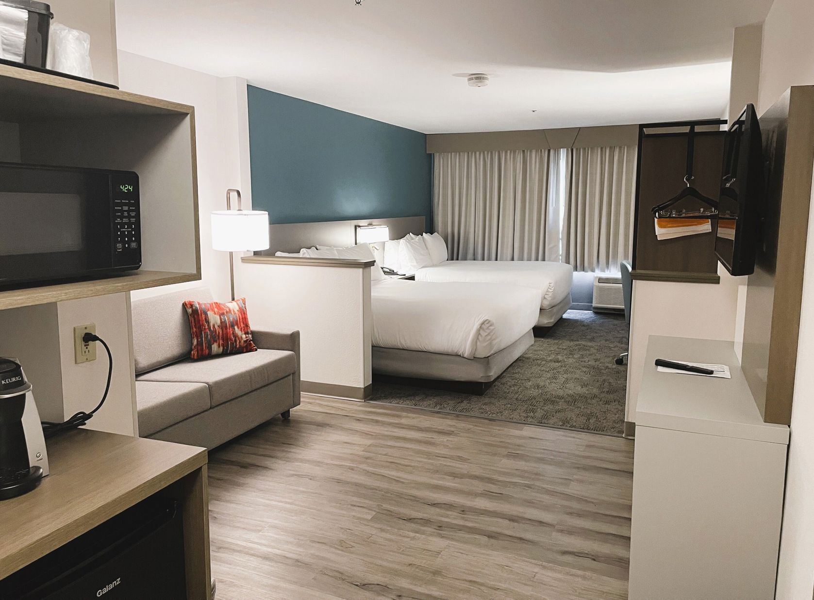 Premium bedding, in-room safe, desk, blackout drapes