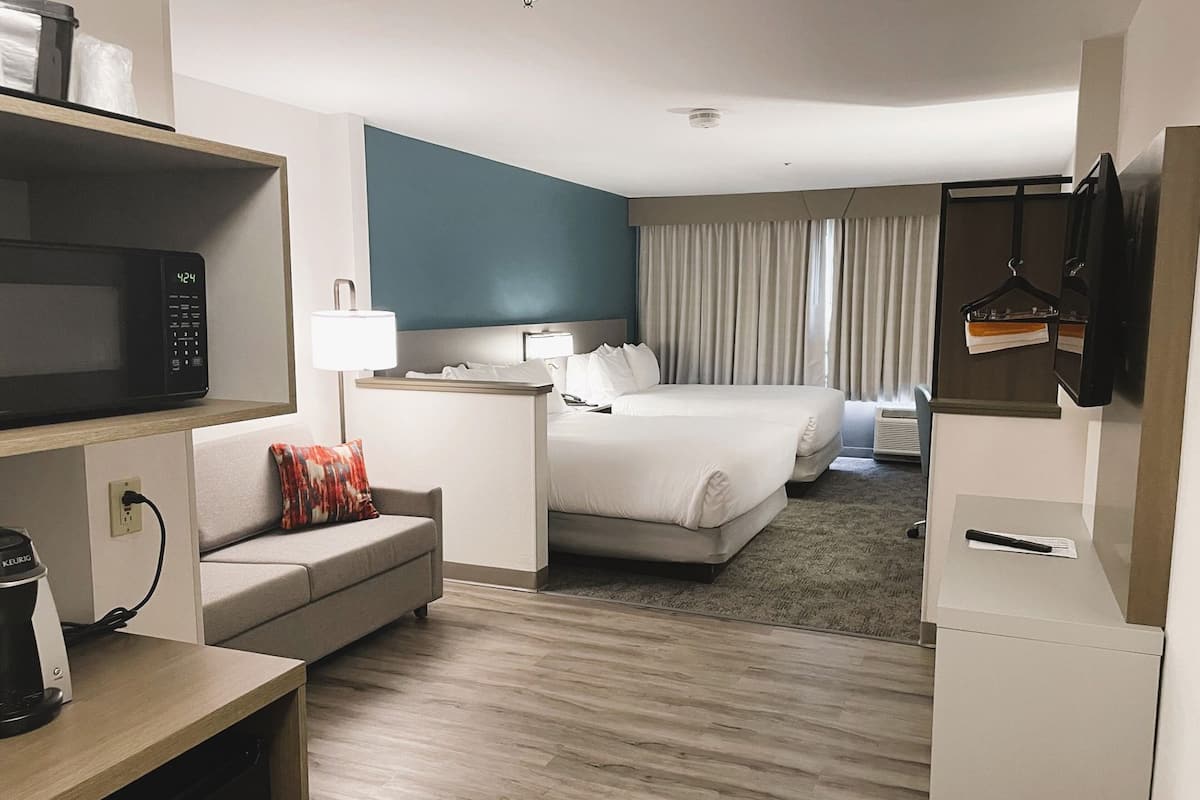 Premium bedding, in-room safe, desk, blackout drapes