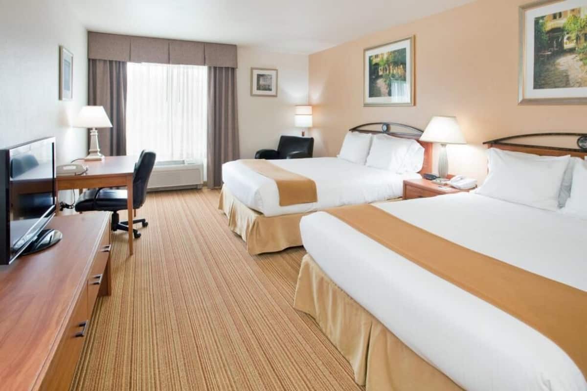 Premium bedding, in-room safe, desk, blackout drapes