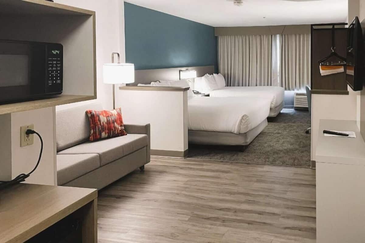 Premium bedding, in-room safe, desk, blackout drapes