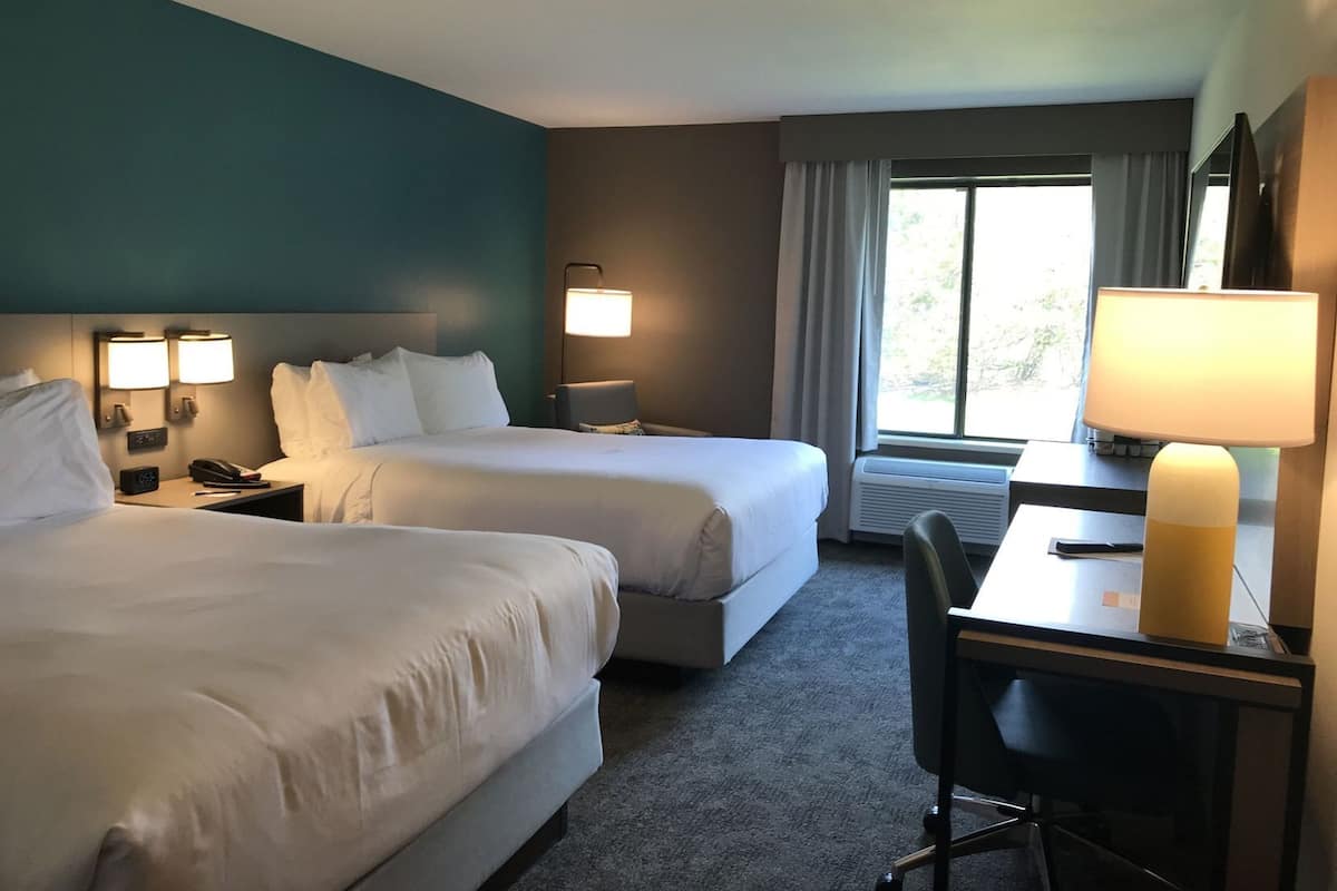 Premium bedding, in-room safe, desk, blackout drapes