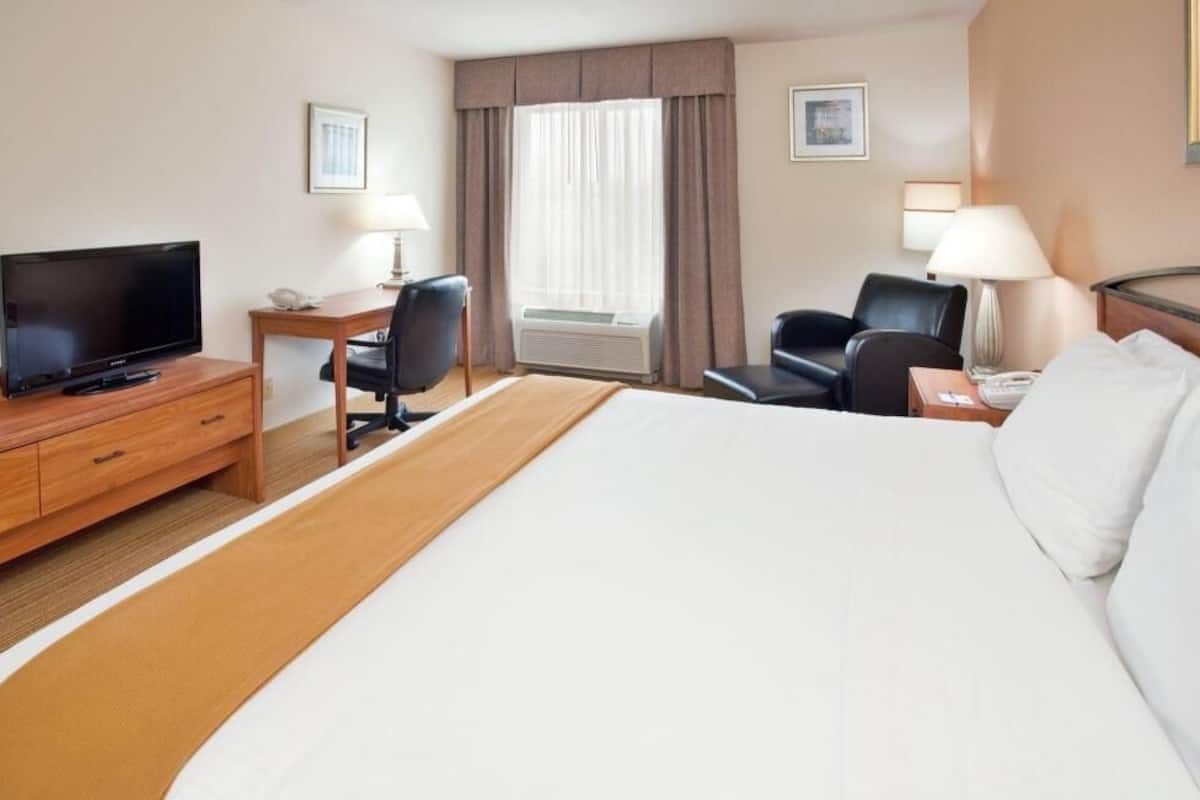 Premium bedding, in-room safe, desk, blackout drapes