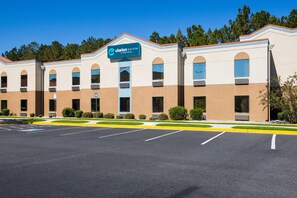 Un edificio de hotel con un letrero que dice 'Clarion Pointe by Choice Hotels'.