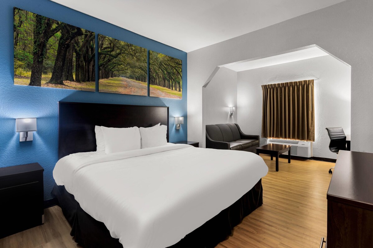 Escritorio, cortinas blackout y tabla de planchar con plancha
