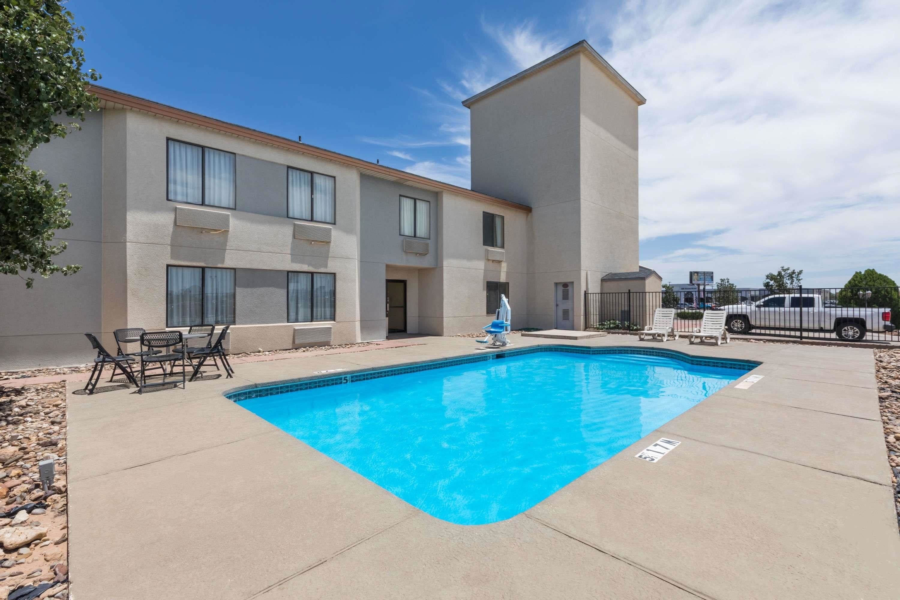 Una piscina al aire libre de temporada