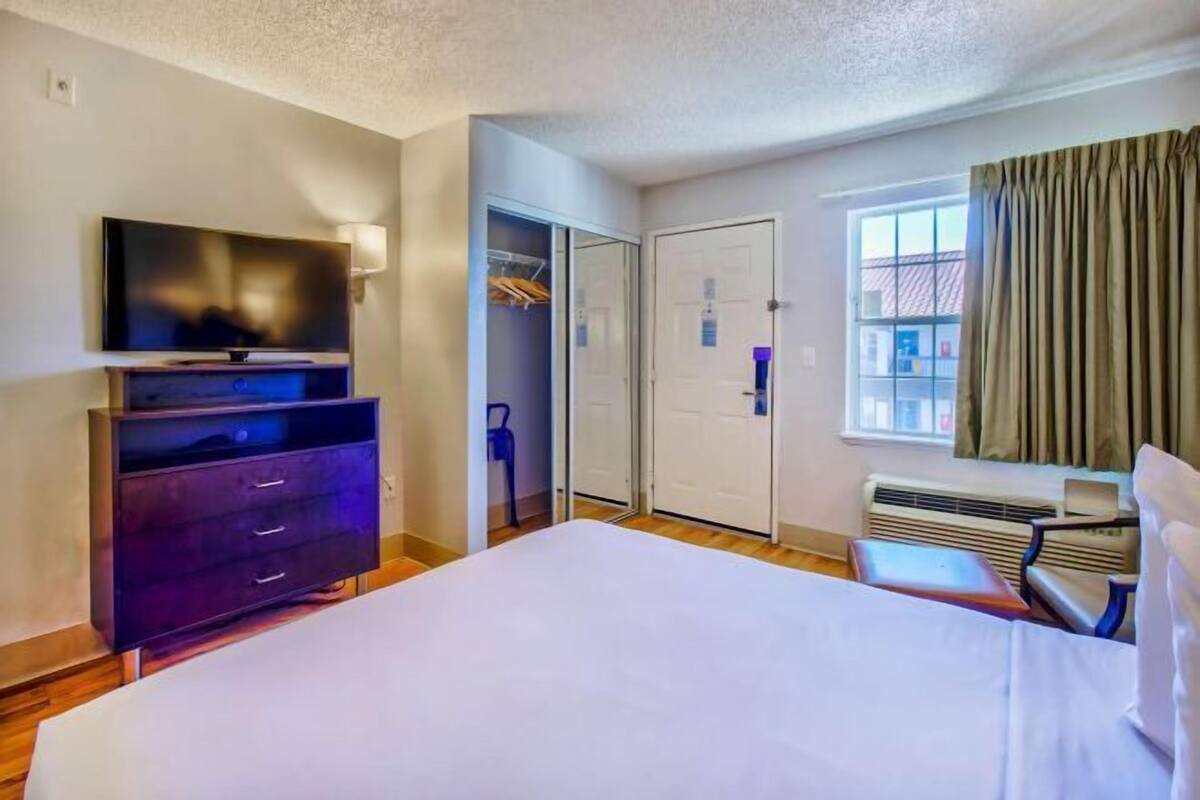 Iron/ironing board, WiFi (free), bed sheets