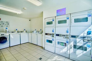 Laundry room -  Studio 6 Deer Valley (Phoenix)