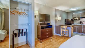 Iron/ironing board, free WiFi, bed sheets