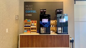 Un espace dédié au café, équipé de deux machines à expresso et d’un distributeur de café, portant l’inscription « Costa Coffee ».