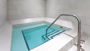 Una piscina techada, sillones reclinables de piscina